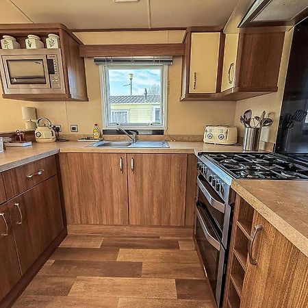 Gorgeous 6 Berth Caravan With Decking And Wi-Fi At Broadland Sands Ref 20377Bs Hopton on Sea Exterior foto