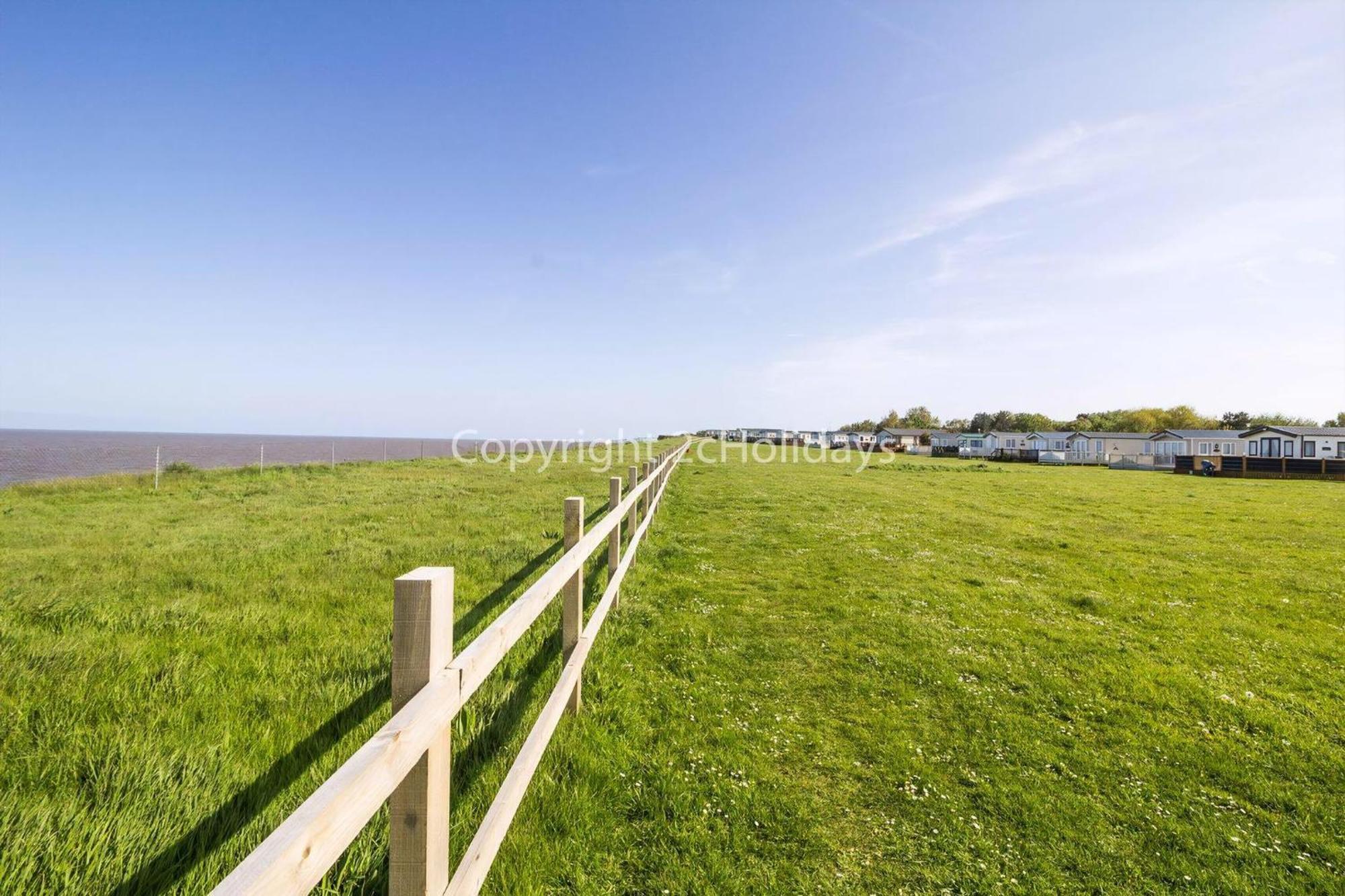 Gorgeous 6 Berth Caravan With Decking And Wi-Fi At Broadland Sands Ref 20377Bs Hopton on Sea Exterior foto