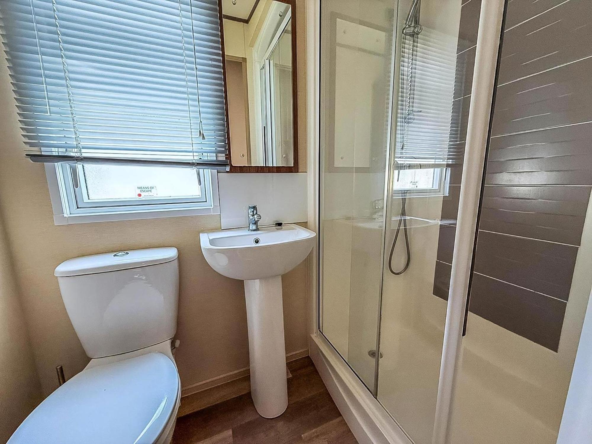 Gorgeous 6 Berth Caravan With Decking And Wi-Fi At Broadland Sands Ref 20377Bs Hopton on Sea Exterior foto