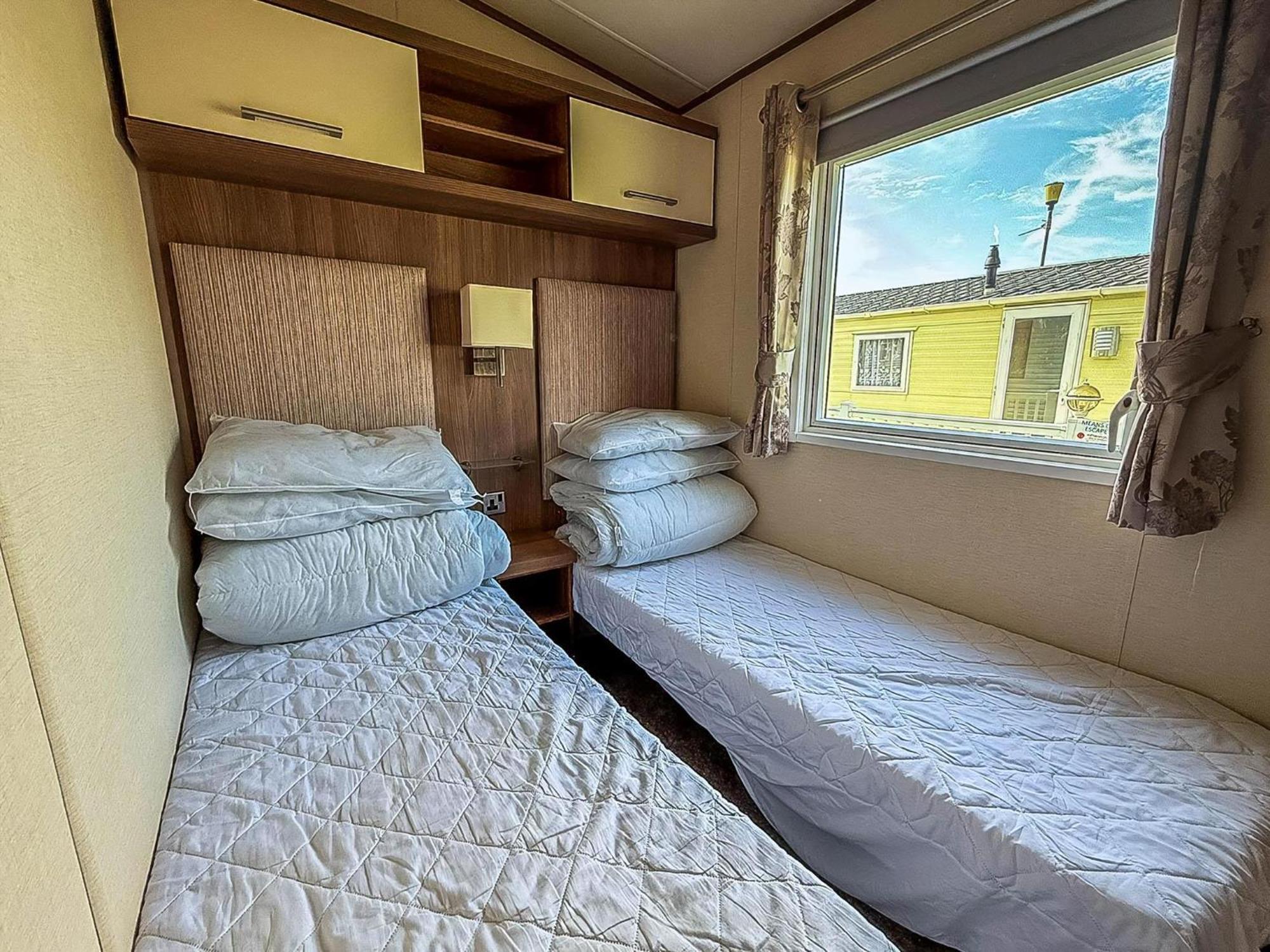 Gorgeous 6 Berth Caravan With Decking And Wi-Fi At Broadland Sands Ref 20377Bs Hopton on Sea Exterior foto