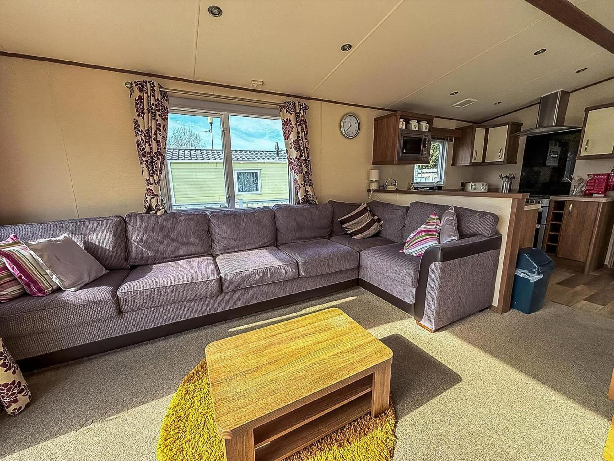 Gorgeous 6 Berth Caravan With Decking And Wi-Fi At Broadland Sands Ref 20377Bs Hopton on Sea Exterior foto