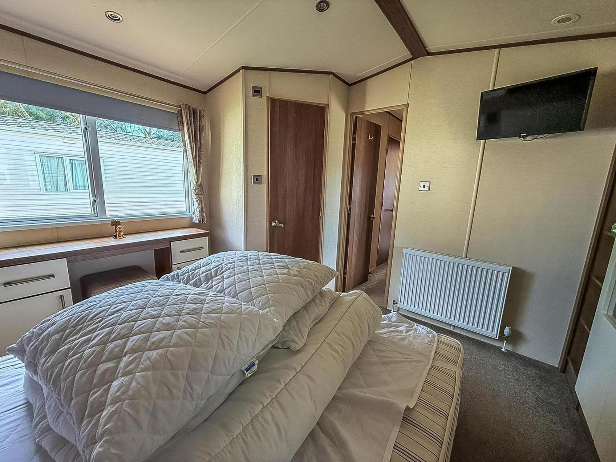Gorgeous 6 Berth Caravan With Decking And Wi-Fi At Broadland Sands Ref 20377Bs Hopton on Sea Exterior foto
