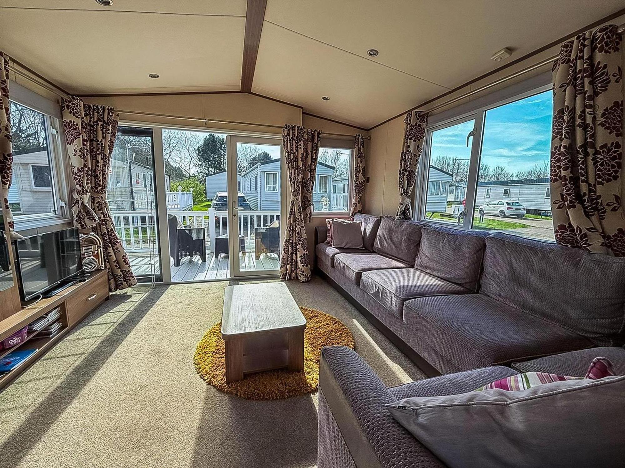 Gorgeous 6 Berth Caravan With Decking And Wi-Fi At Broadland Sands Ref 20377Bs Hopton on Sea Exterior foto