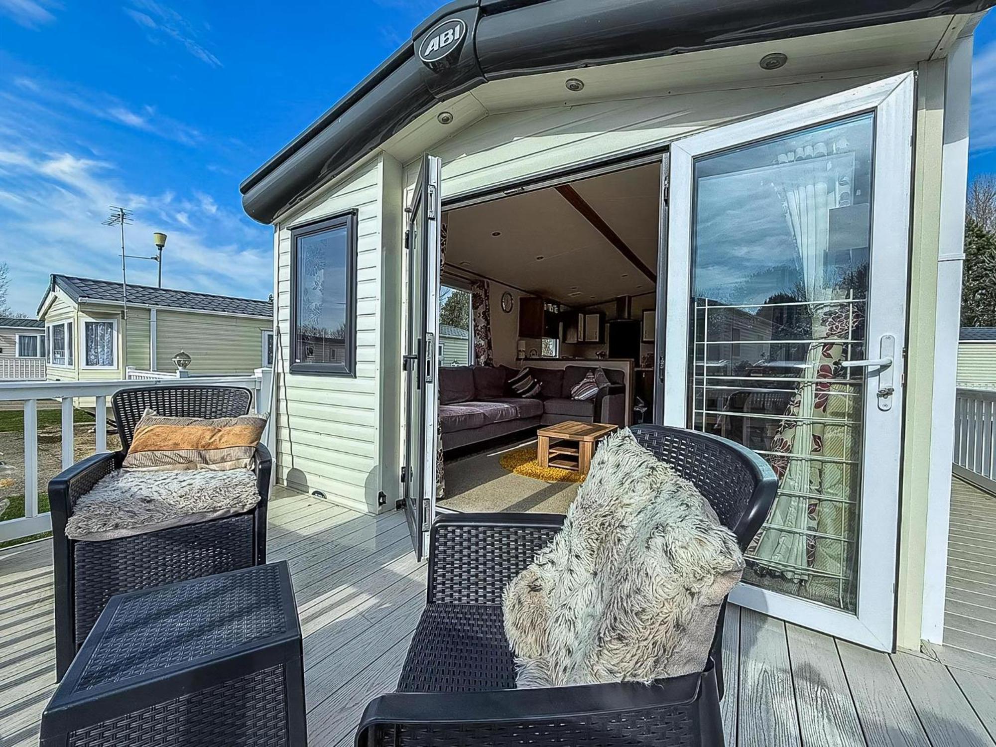 Gorgeous 6 Berth Caravan With Decking And Wi-Fi At Broadland Sands Ref 20377Bs Hopton on Sea Exterior foto